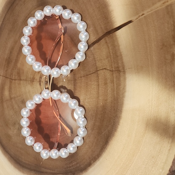 Round Frame with Faux Pearl Accents New Fashion Glasses - Picture 2 of 4